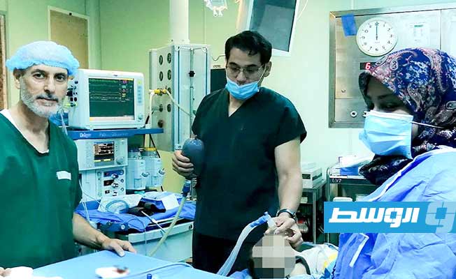 أطباء «مركز مصراتة» ينقذون حياة طفلة ابتلعت جسما غريبا