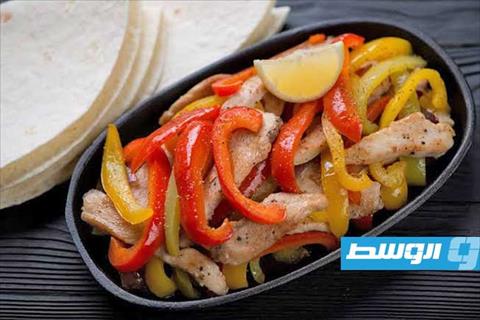 شرائح دجاج بالفلفل الملون والتوابل