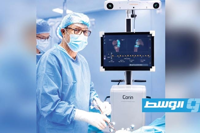 طبيب ليبي يُجري أول عملية استبدال جزئي لمفصل الركبة بالروبوت والذكاء الصناعي