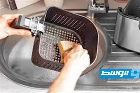 حيلة سحرية لتنظيف المقلاة الكهربائية من الدهون المتراكمة