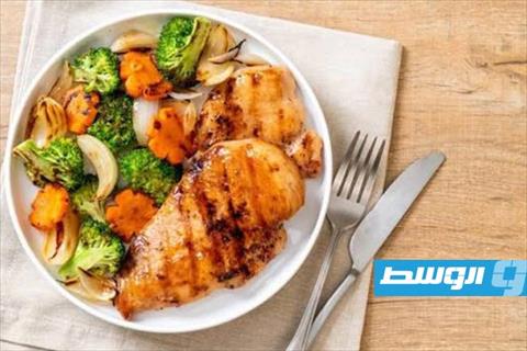 صدور دجاج على الجريل مع الخضراوات المشوية